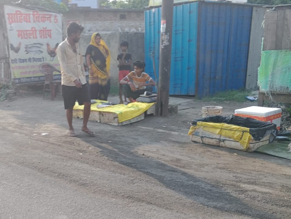 मुर्गा और मछली, रोड पर खुलेआम काटने और बेचने से नही बाज आ रहे है बूचड़खाना के मलिक